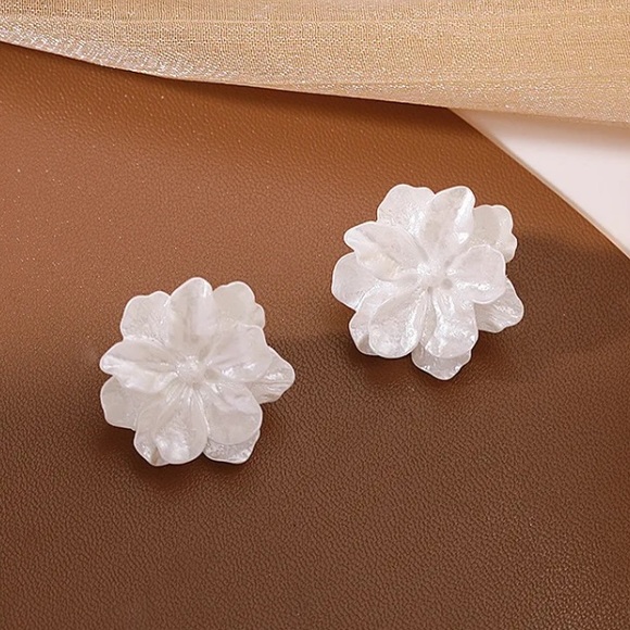 Beautiful White Flowers Earrings - Picture 2 of 5